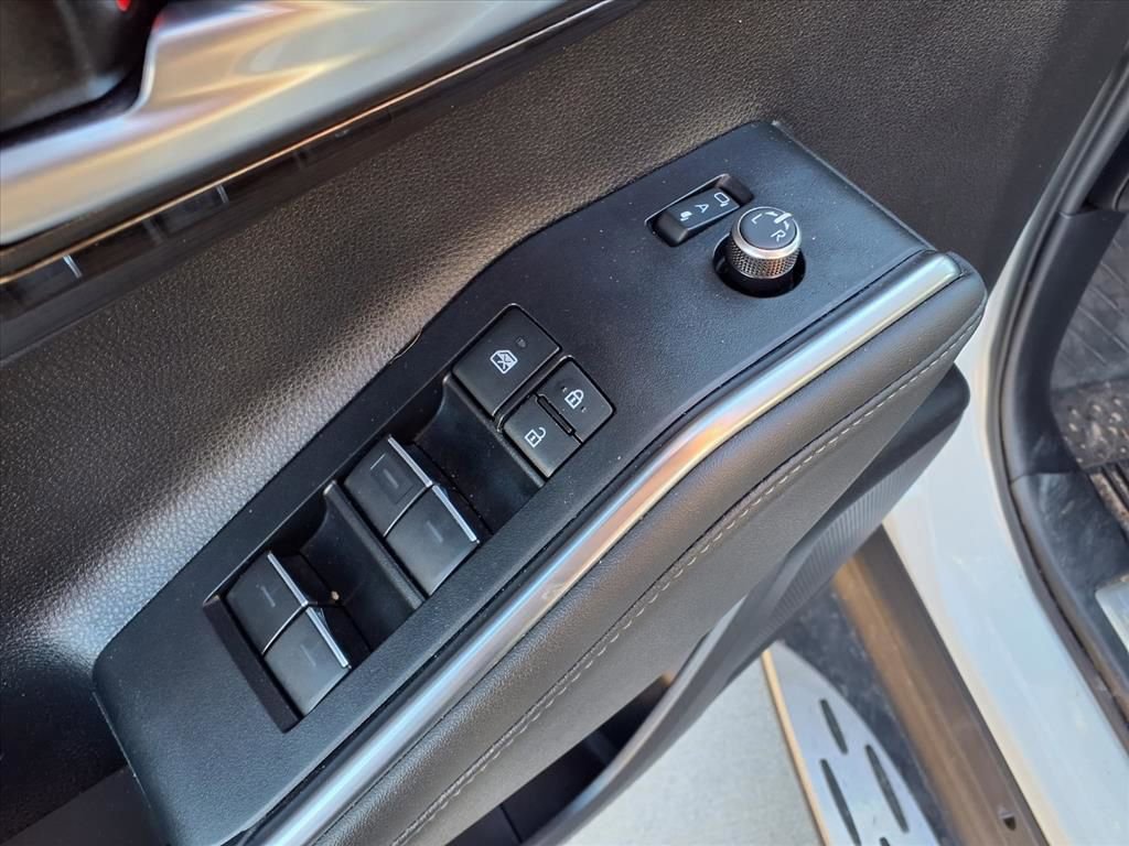 Used 2025 Toyota Highlander Platinum image 14