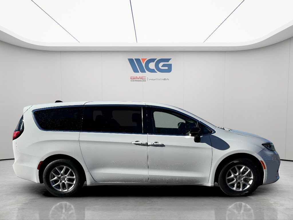 Used 2024 Chrysler Pacifica Touring-L FWD image 2
