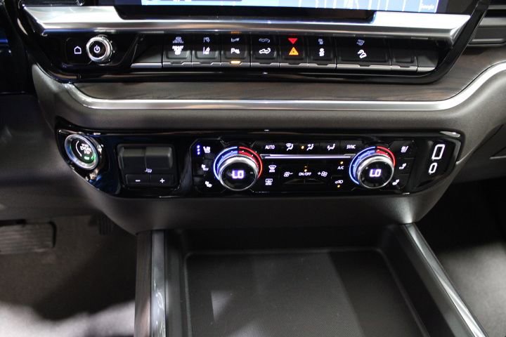 New 2025 GMC Sierra 2500 SLT w/ SLT Premium Package image 27