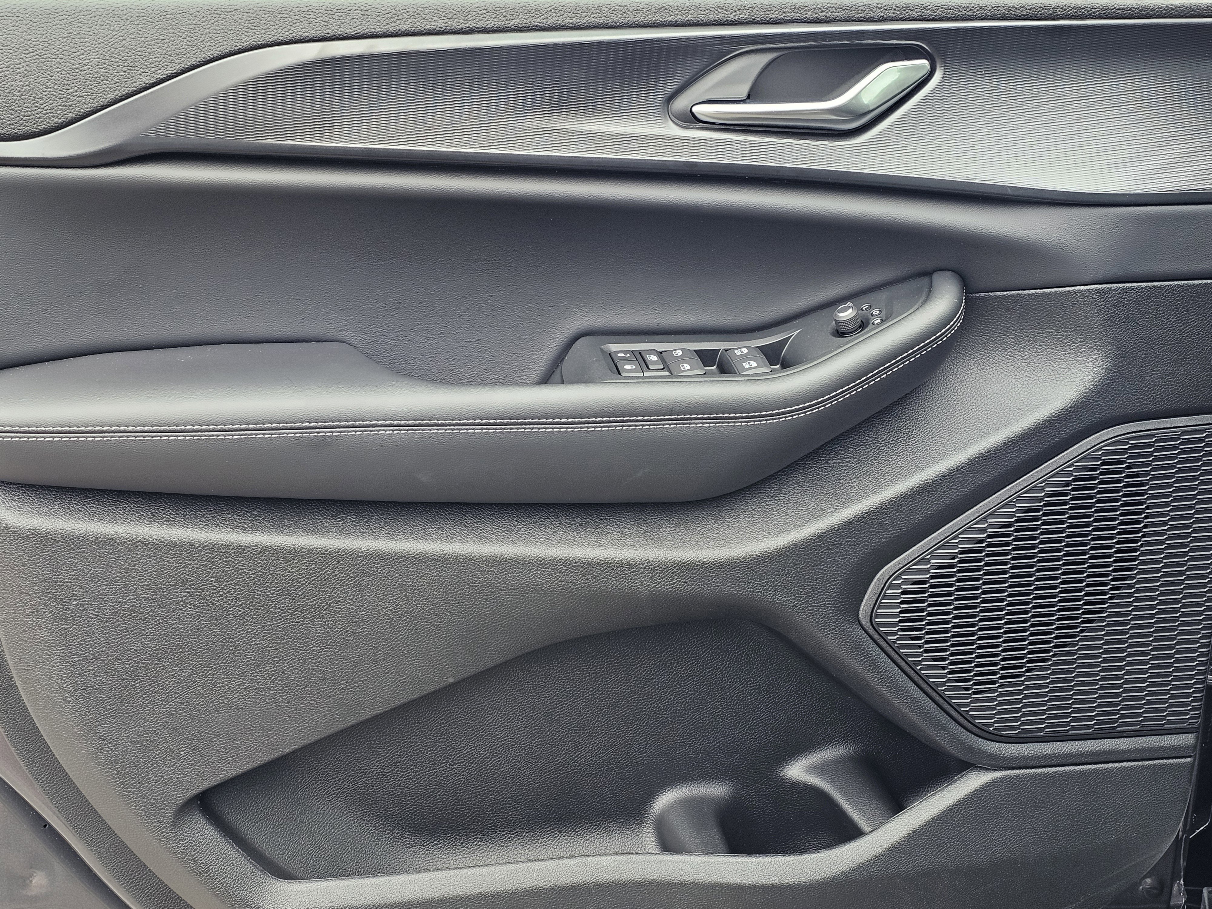 New 2025 Jeep Grand Cherokee Altitude image 13