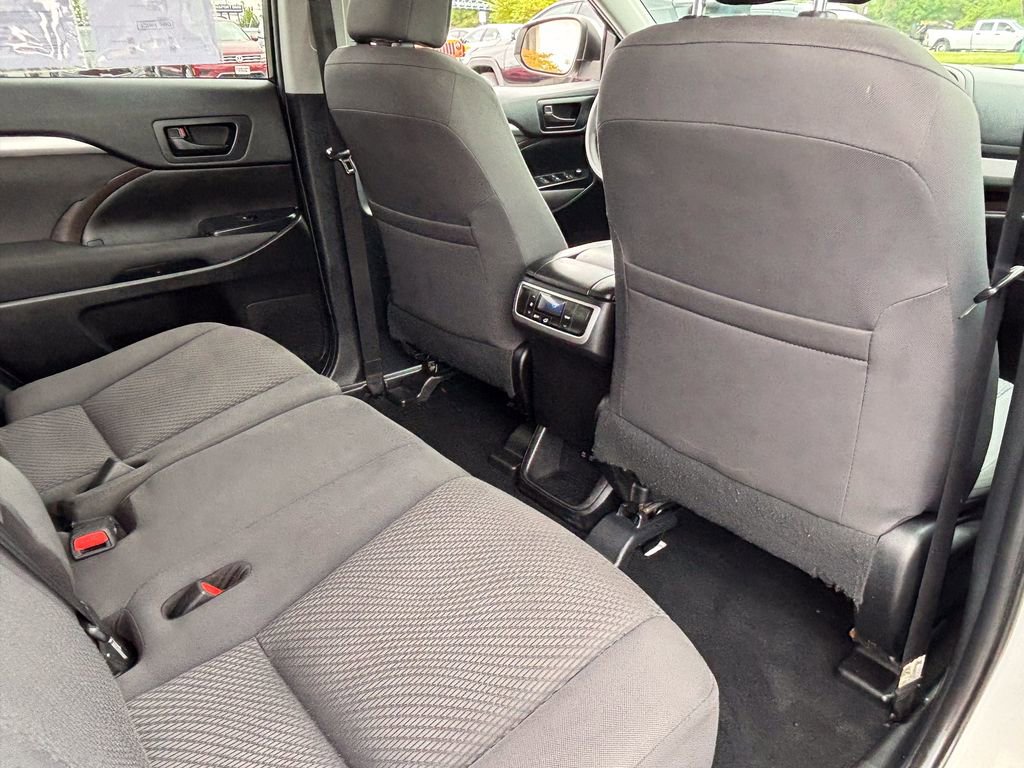Used 2019 Toyota Highlander LE FWD image 38