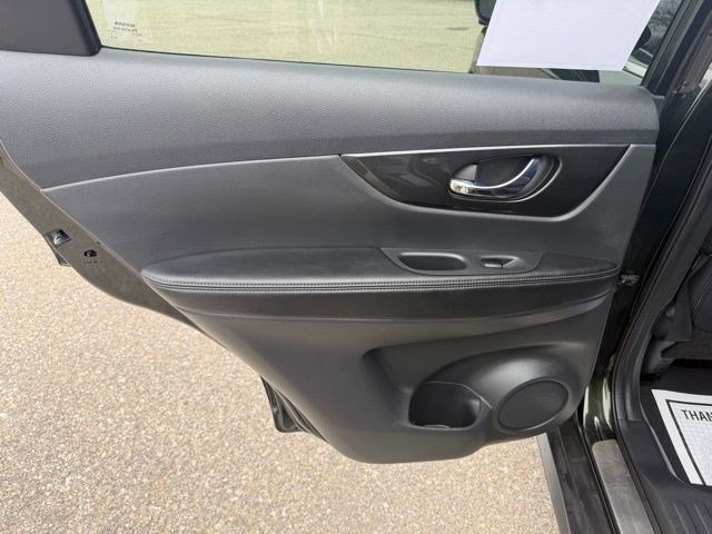 Used 2018 Nissan Rogue SV w/ Premium Package image 11