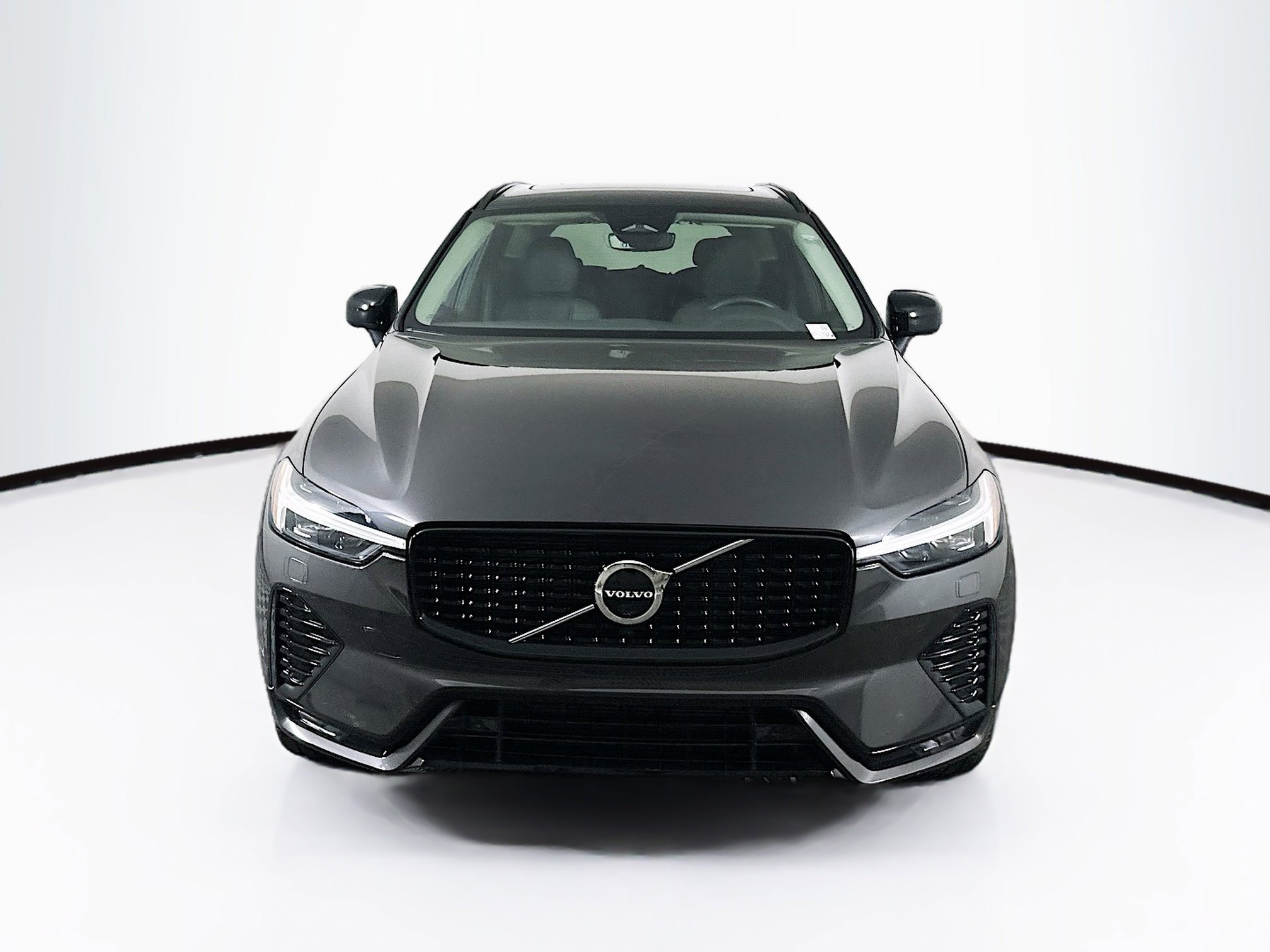 Used 2025 Volvo XC60 B5 Plus image 2