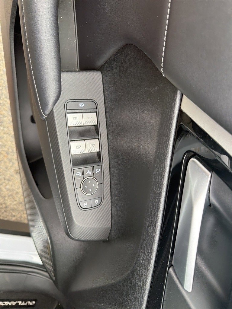 Used 2025 Mitsubishi Outlander SE image 13