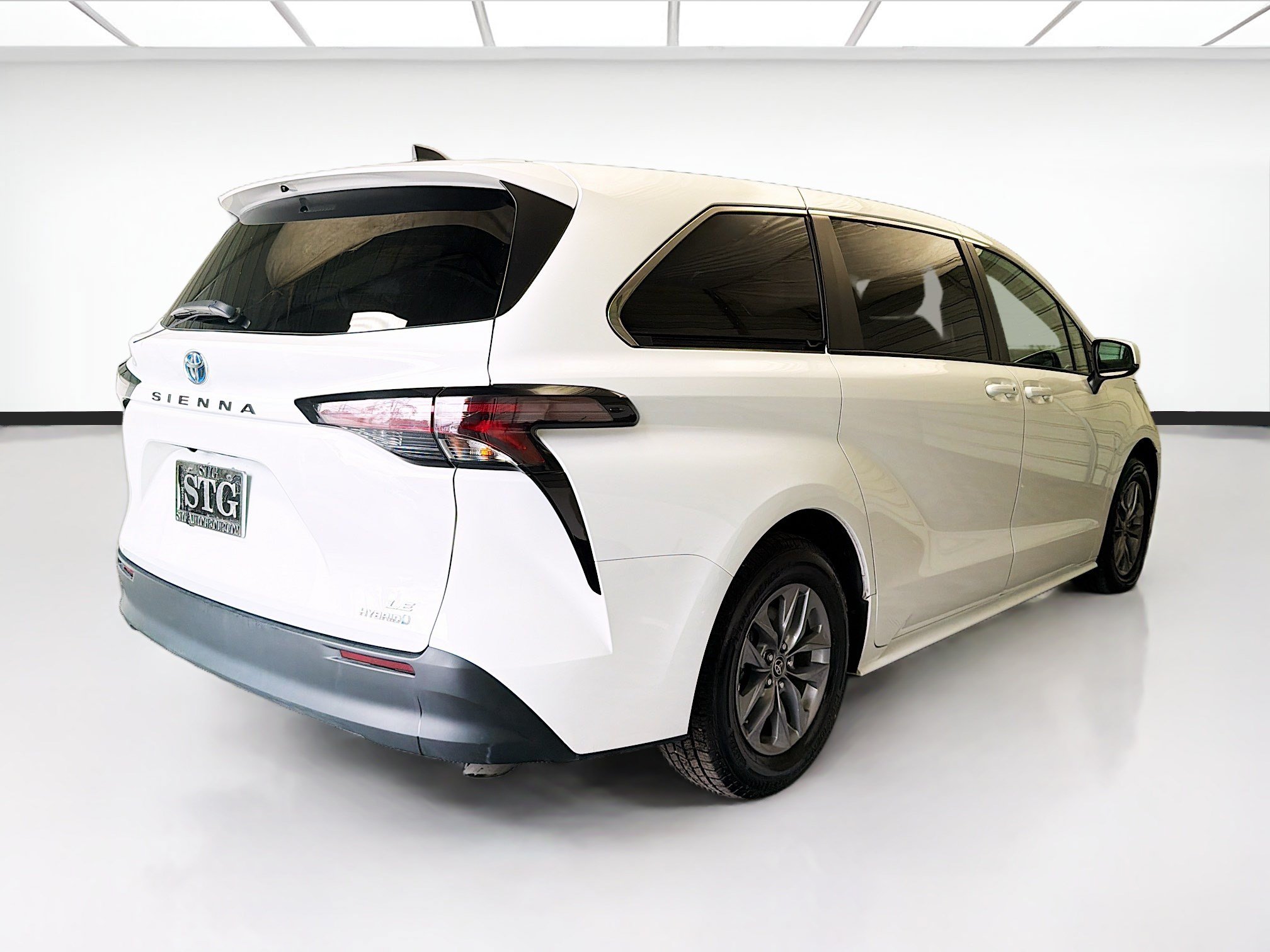 Used 2024 Toyota Sienna LE FWD image 4