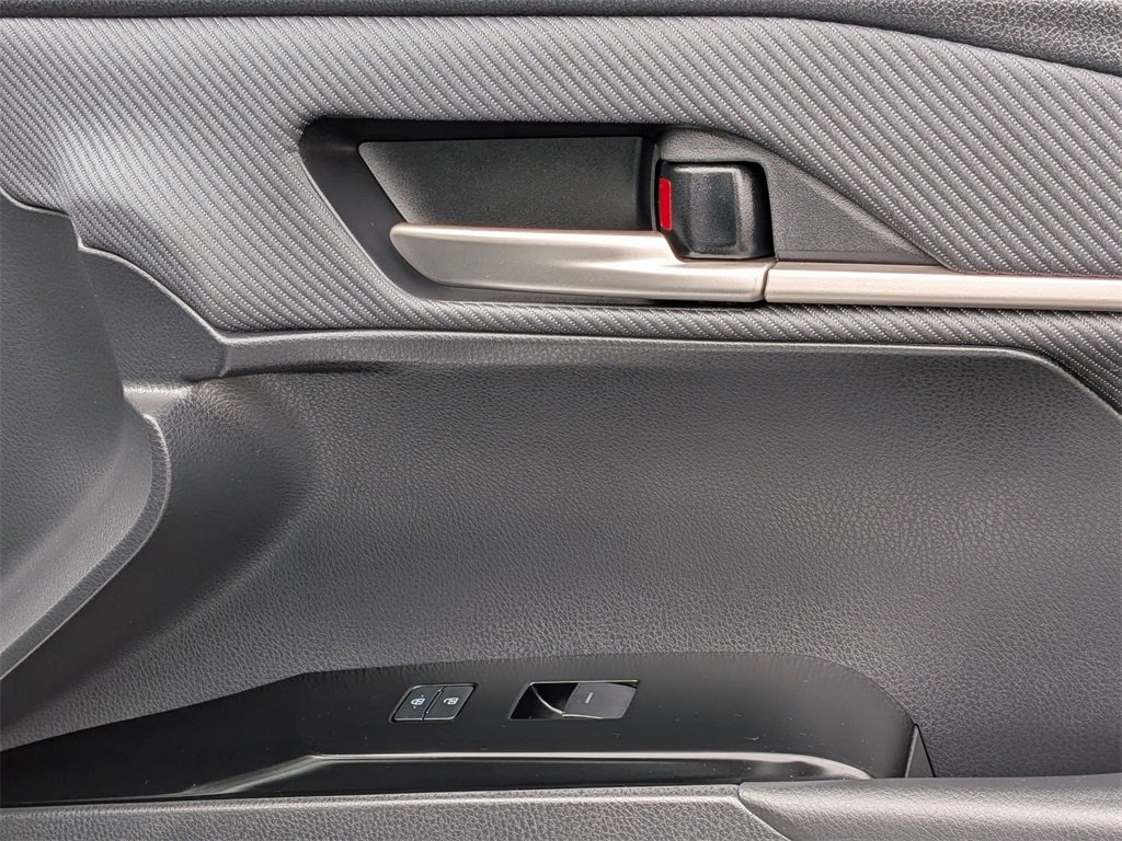 Used 2025 Toyota Camry LE image 32