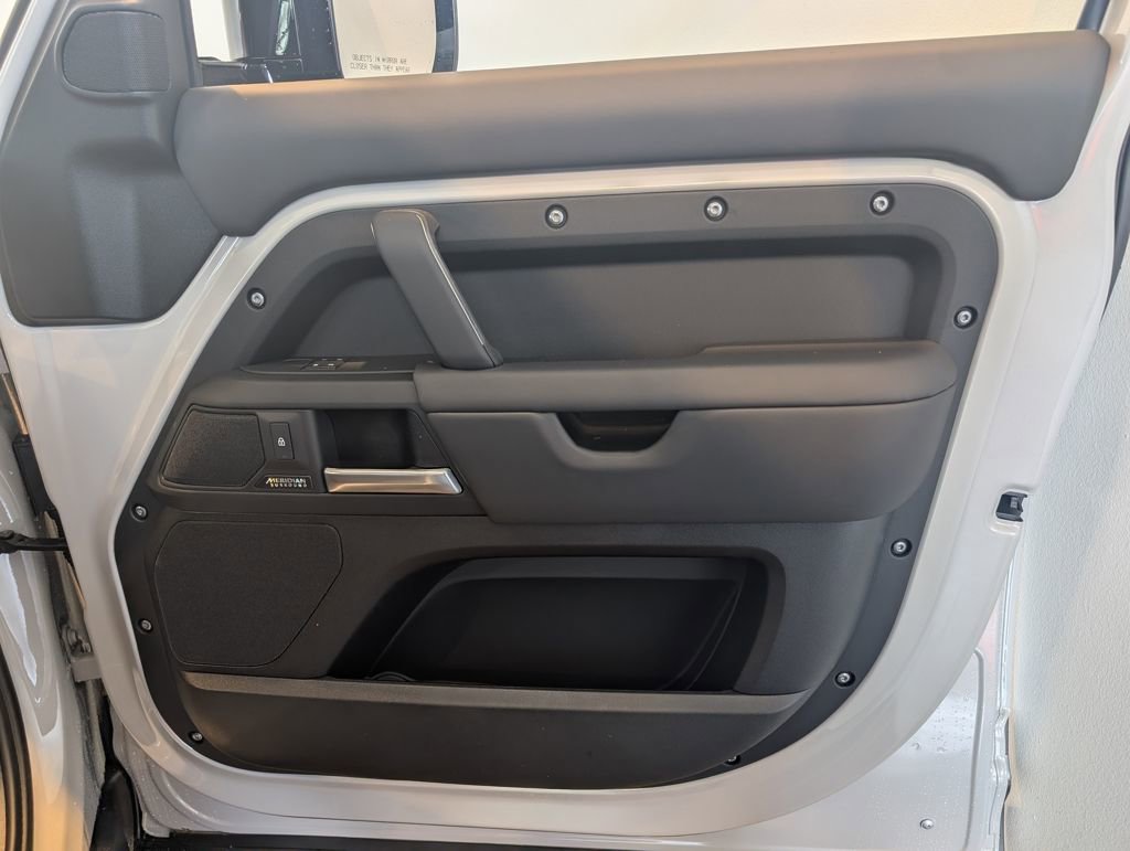 New 2026 Land Rover Defender 130 X-Dynamic SE image 31