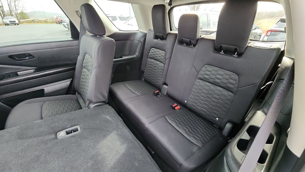 Used 2025 Nissan Pathfinder SV image 26