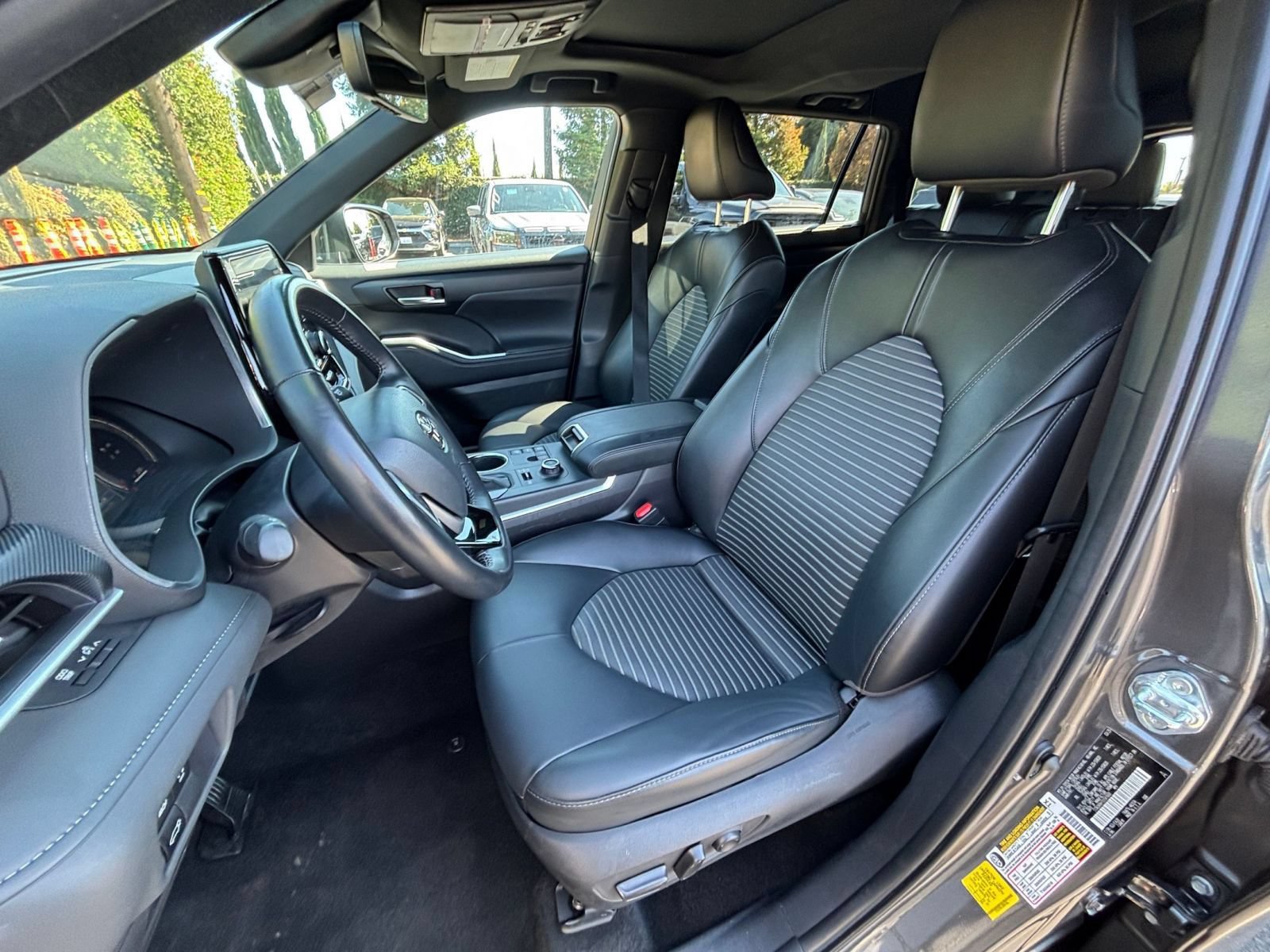 Used 2025 Toyota Highlander XSE AWD/4WD image 39