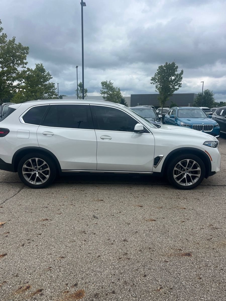 Used 2025 BMW X5 xDrive40i w/ Parking Assistance Package AWD/4WD image 3