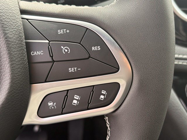 New 2026 Chrysler Pacifica Limited w/ Uconnect Theater Family Group FWD image 18