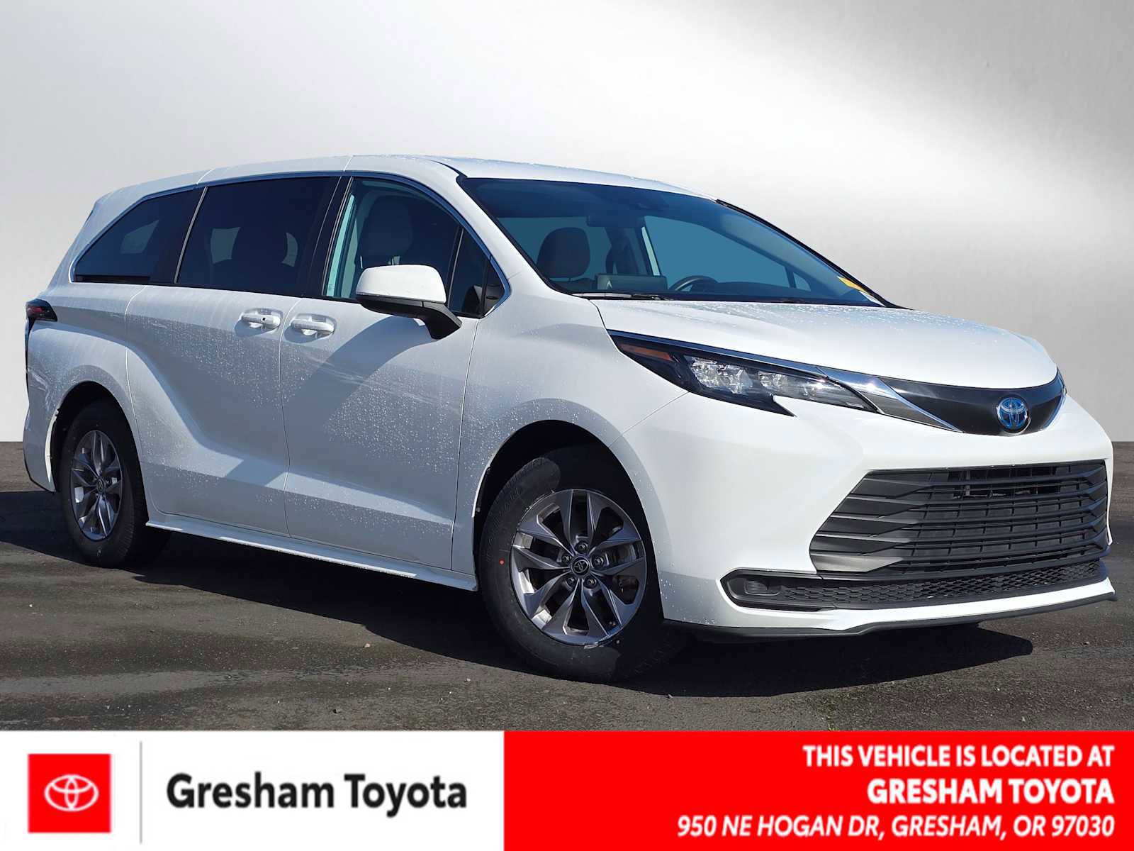 Used 2024 Toyota Sienna LE image 1