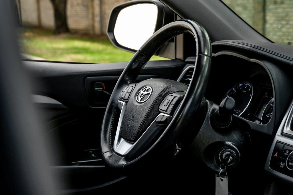 Used 2017 Toyota Highlander Plus image 24