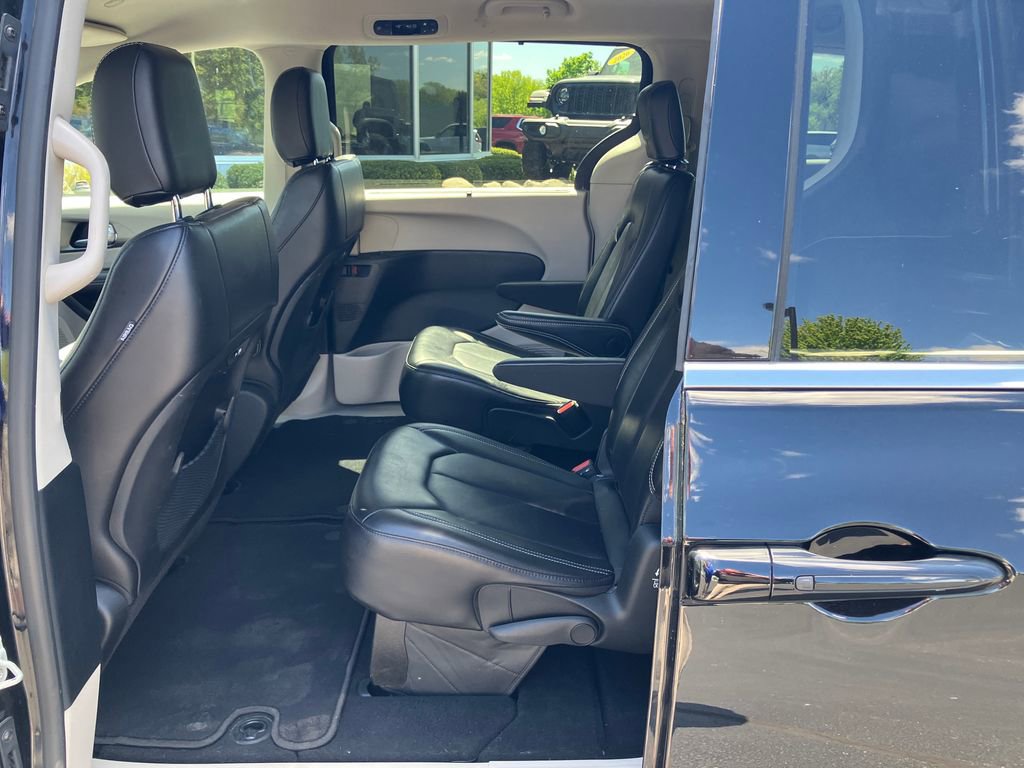 Used 2024 Chrysler Pacifica Touring-L FWD image 27