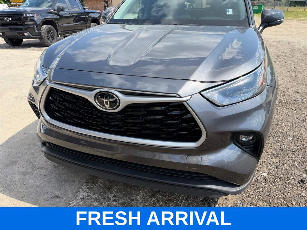 Used 2023 Toyota Highlander XLE FWD image 5