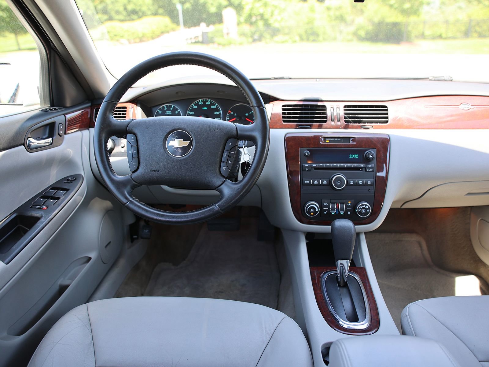 Used 2010 Chevrolet Impala LT w/ Luxury Edition Package FWD image 13