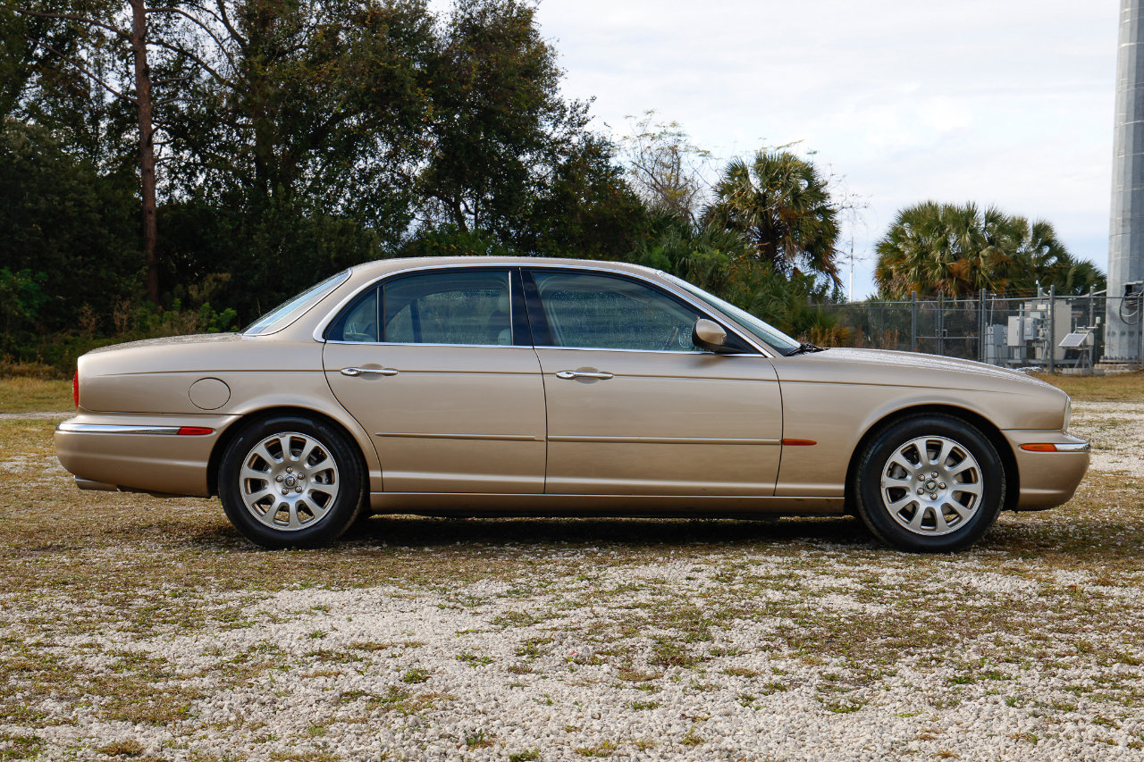 Used 2004 Jaguar XJ8 image 13