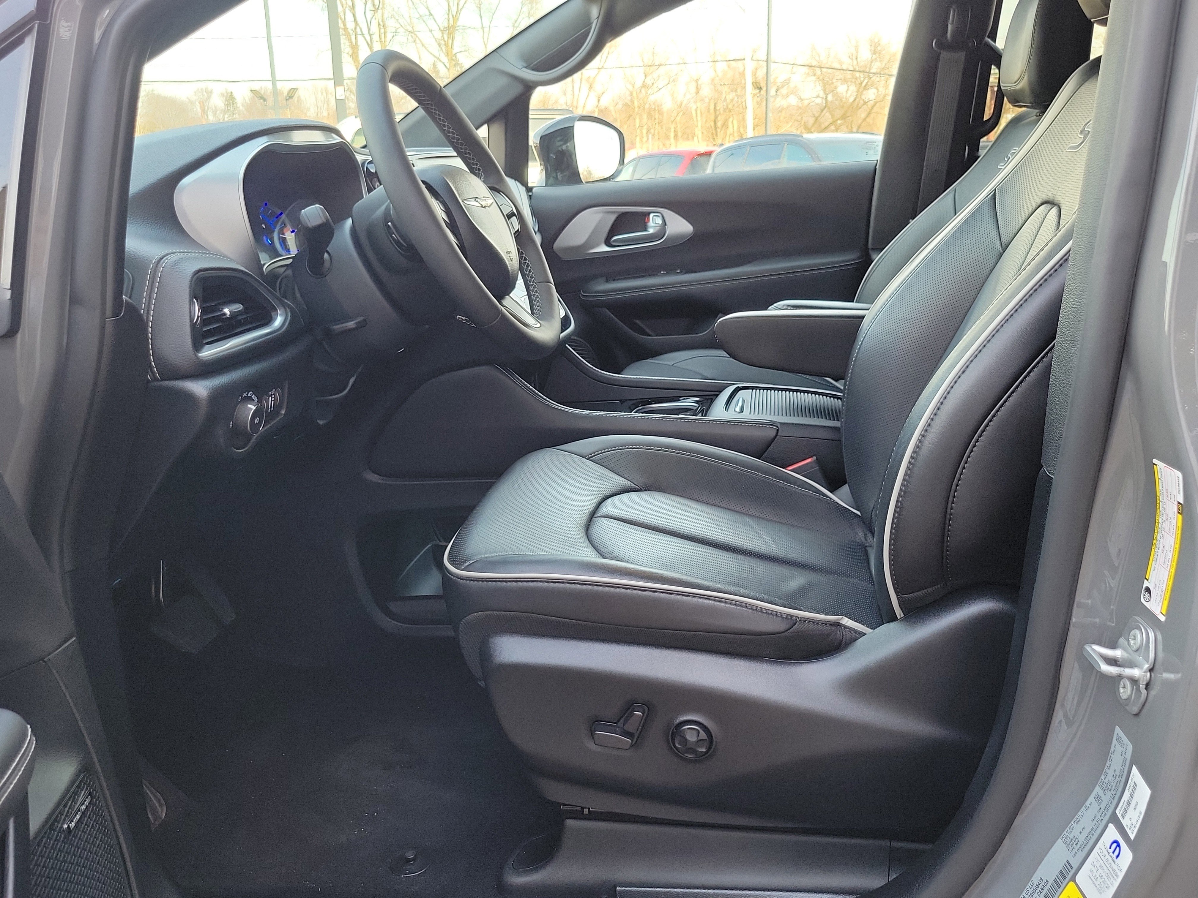 Used 2025 Chrysler Pacifica Premium image 8