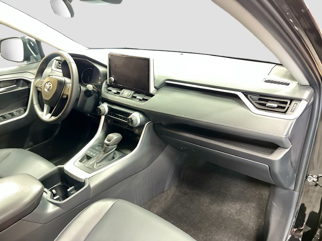 Used 2025 Toyota RAV4 XLE Premium AWD/4WD image 29