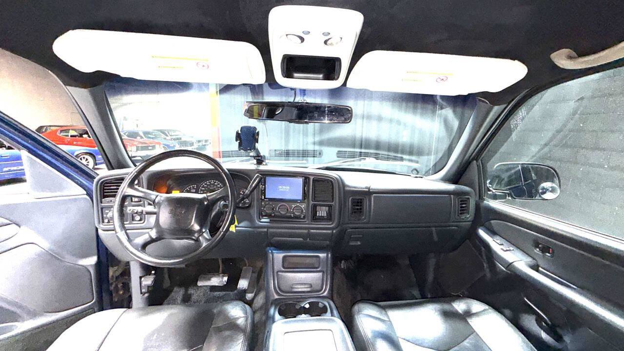 Used 2002 Chevrolet Avalanche 1500 4dr 4WD Crew Cab SB w/ Off-Road Suspension Pkg image 2