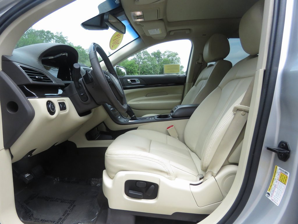 Used 2019 Lincoln MKT AWD image 11