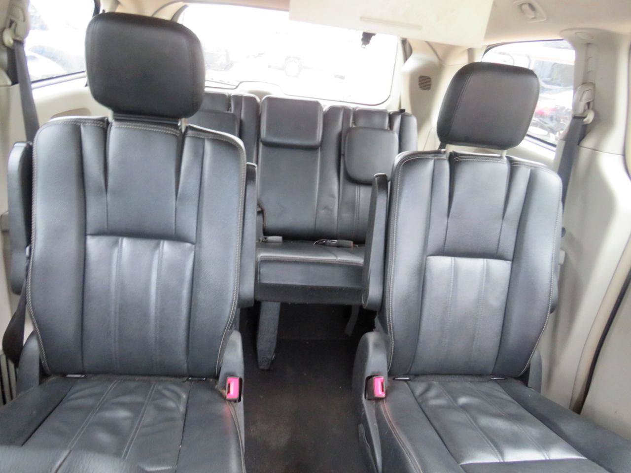 Used 2015 Chrysler Town & Country Touring FWD image 28