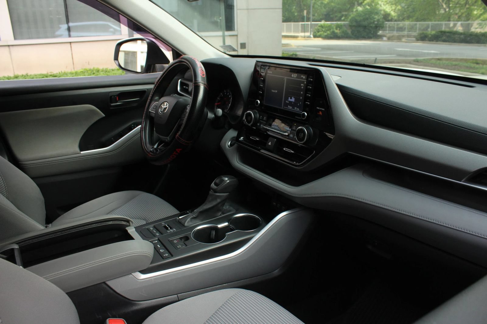 Used 2020 Toyota Highlander L AWD/4WD image 25
