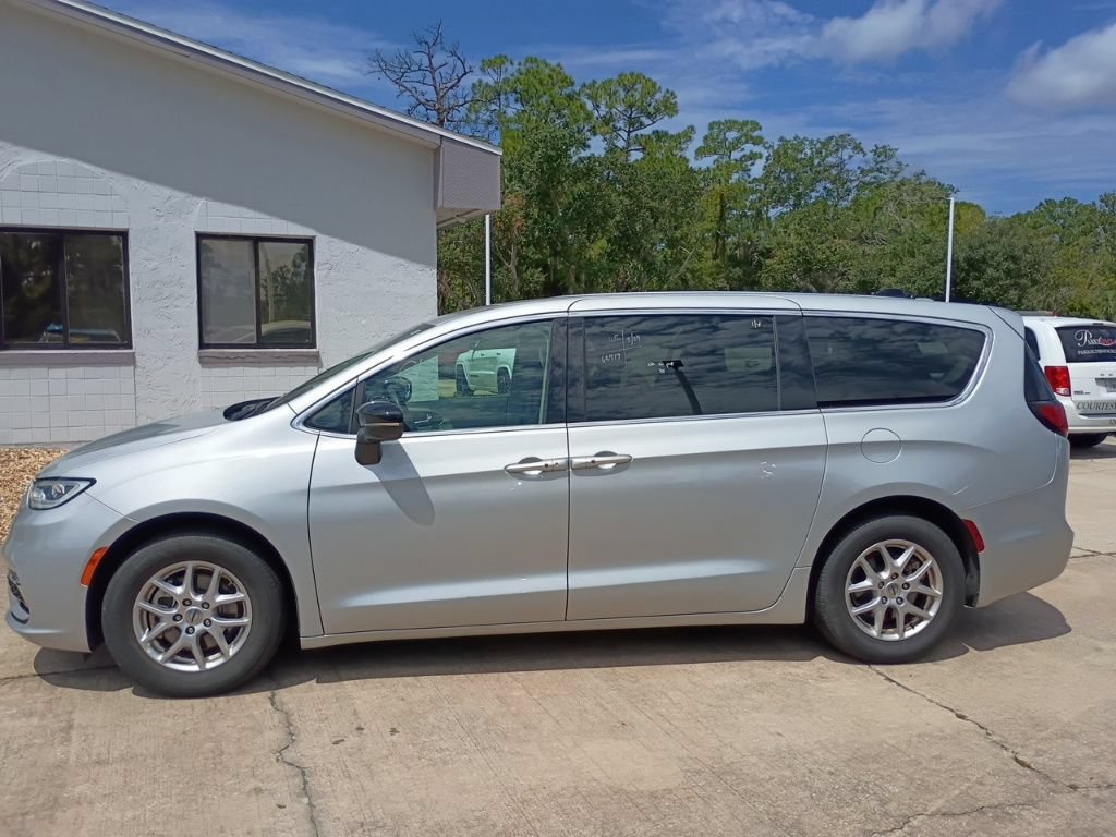Certified 2024 Chrysler Pacifica Touring-L FWD image 8