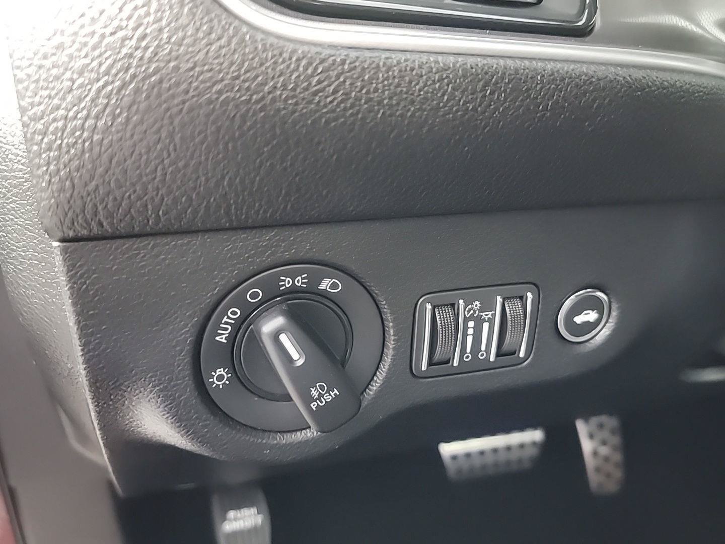 Used 2022 Dodge Challenger R/T w/ Driver Convenience Group RWD image 33