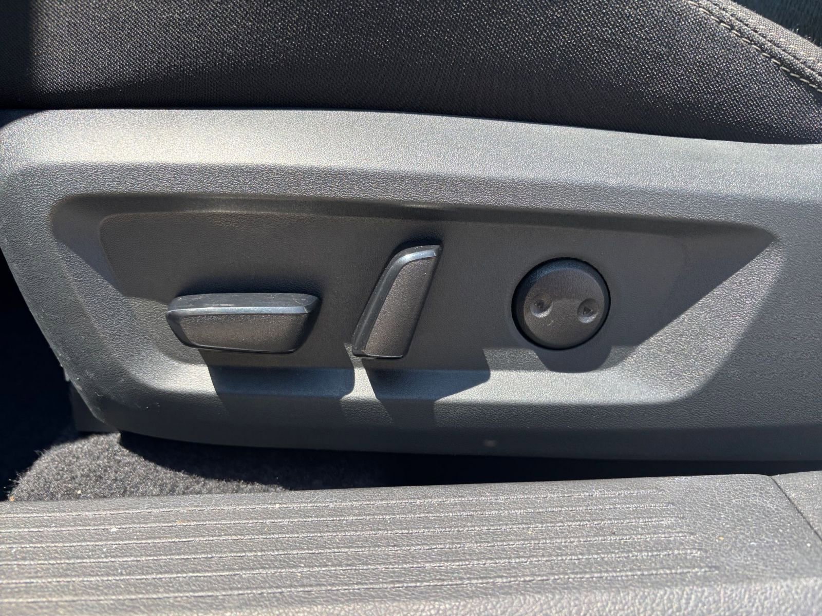 Used 2025 Nissan Rogue SV FWD image 22