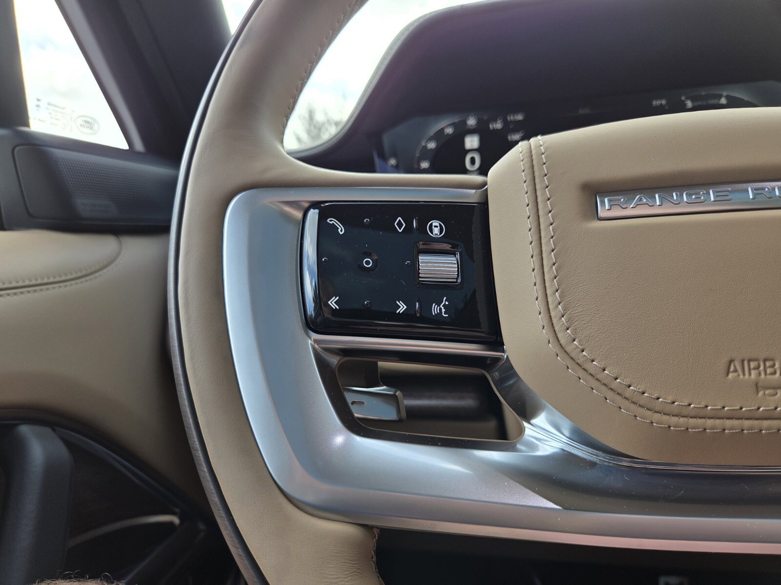 New 2025 Land Rover Range Rover SE image 18