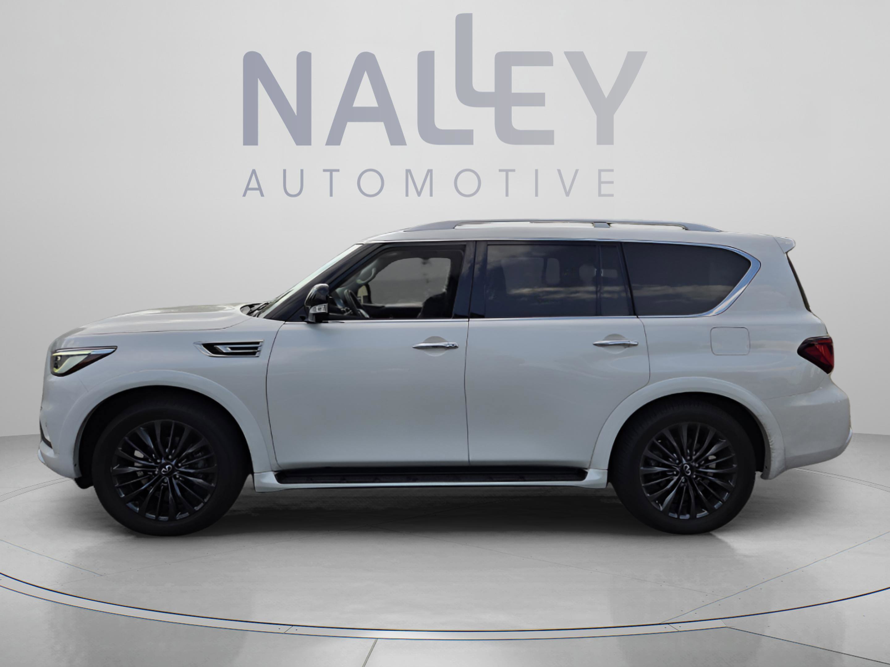 Used 2023 INFINITI QX80 Premium Select w/ All-Season Package RWD image 2