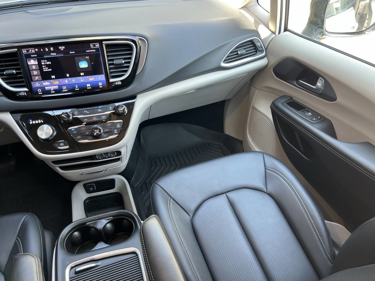 Used 2024 Chrysler Pacifica Touring-L FWD image 24