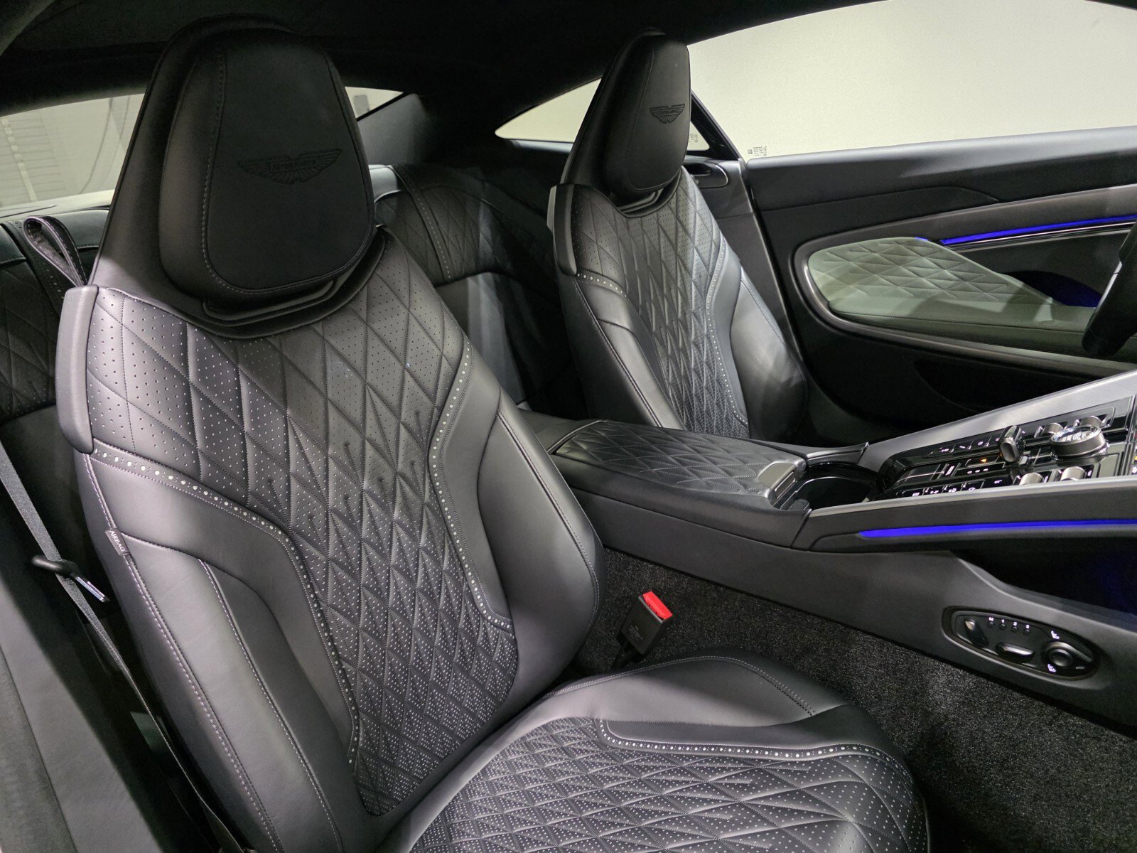 Used 2024 Aston Martin DB12 Coupe RWD image 21