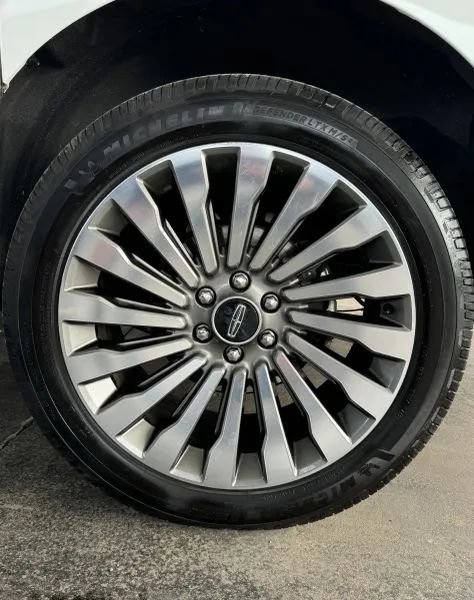 Used 2020 Lincoln Navigator L Reserve w/ Luxury Package RWD image 16