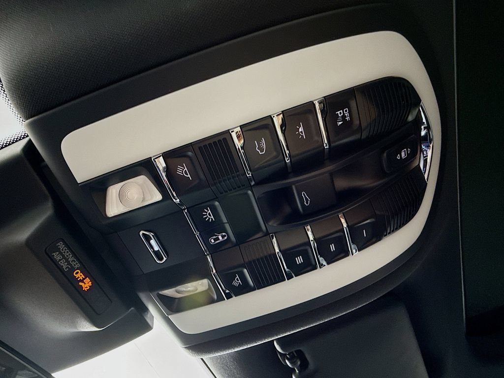 Certified 2025 Porsche Macan AWD/4WD image 14
