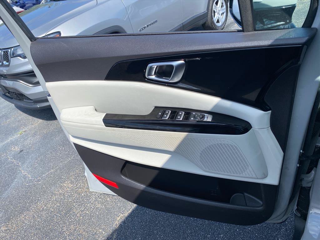 Certified 2022 Kia Carnival EX FWD image 22