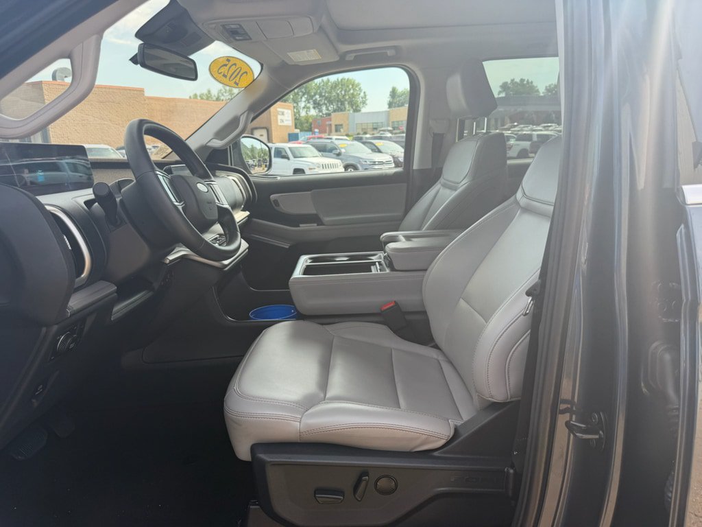 Used 2025 Ford Expedition Active AWD/4WD image 9