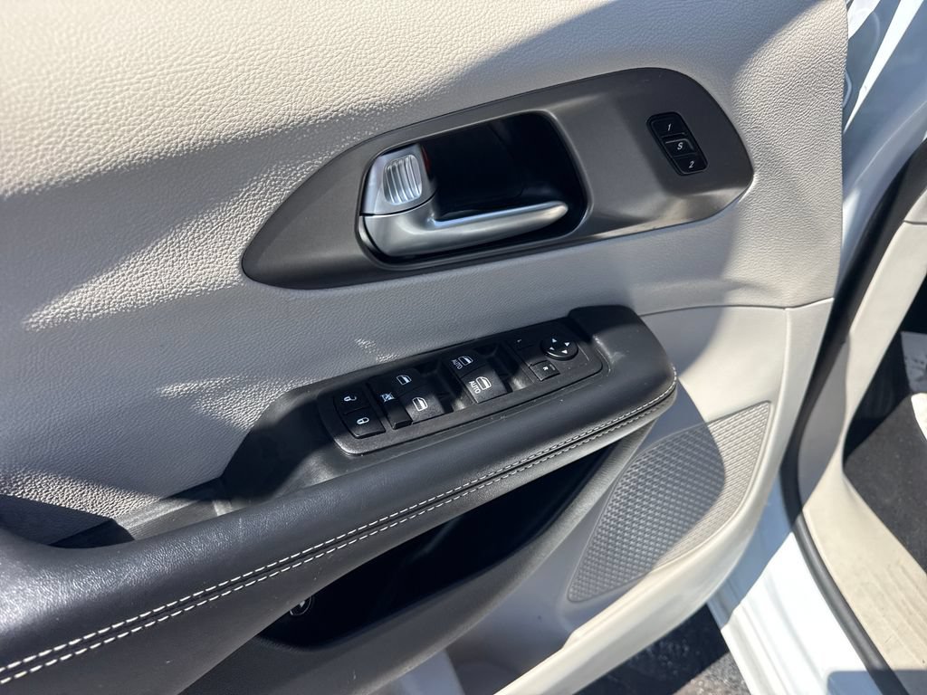 Used 2024 Chrysler Pacifica Limited FWD image 31