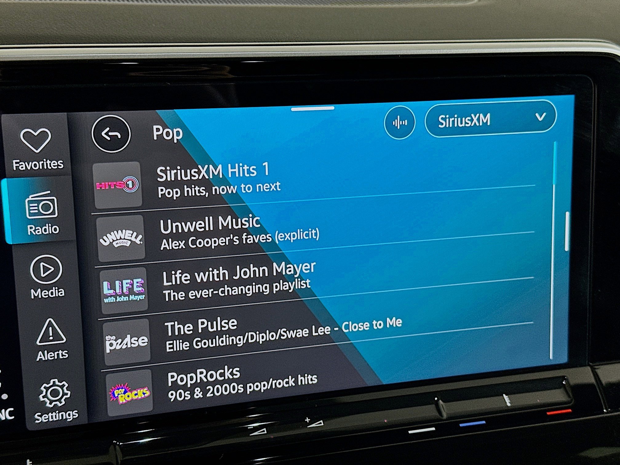 Used 2025 Volkswagen Atlas Cross Sport SE image 21