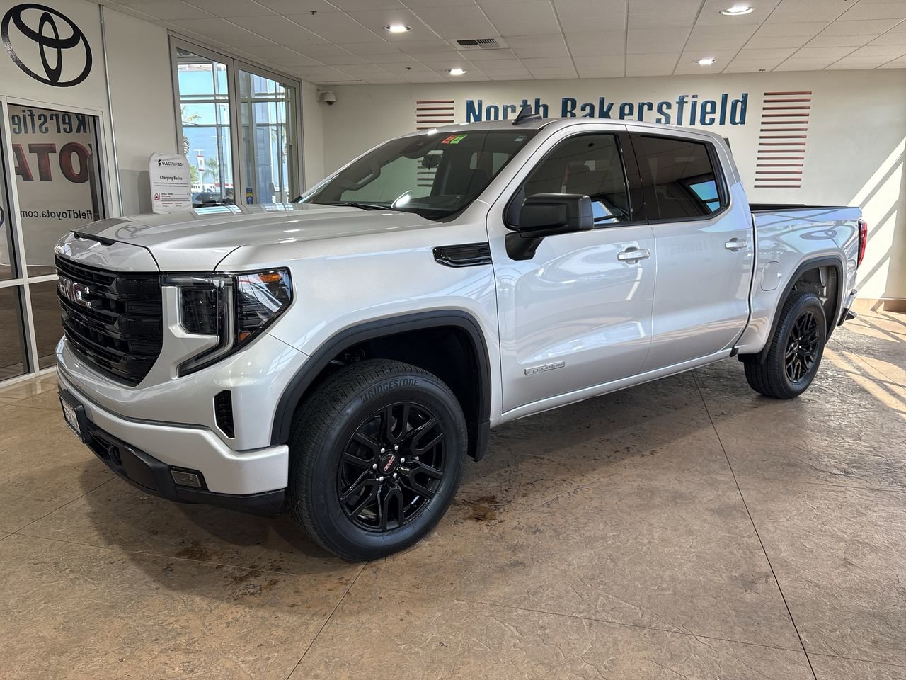 Used 2022 GMC Sierra 1500 Elevation RWD image 1