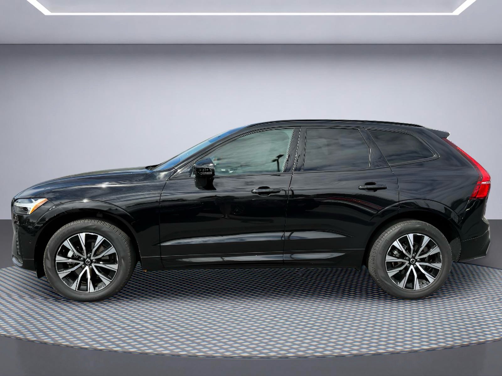 Used 2024 Volvo XC60 B5 Plus AWD/4WD image 3