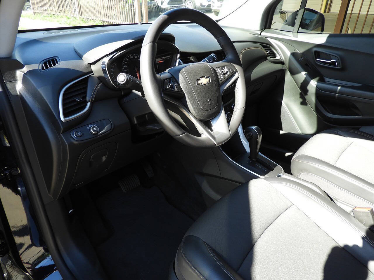 Used 2022 Chevrolet Trax LT w/ Driver Confidence Package AWD/4WD image 17