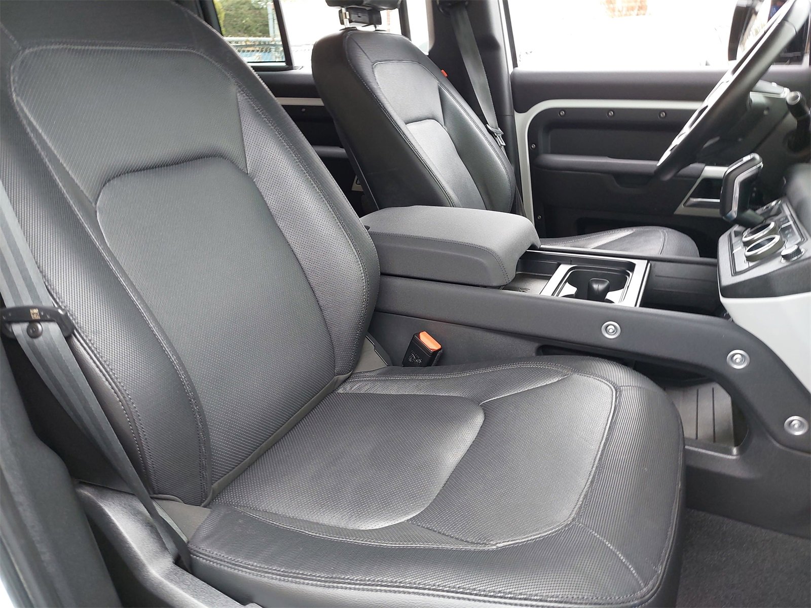 Used 2023 Land Rover Defender 110 X-Dynamic SE image 10