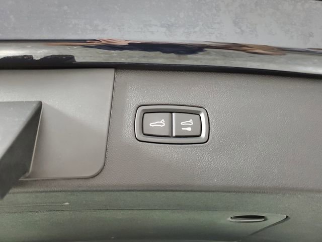 Used 2022 Porsche Cayenne w/ Premium Package image 8