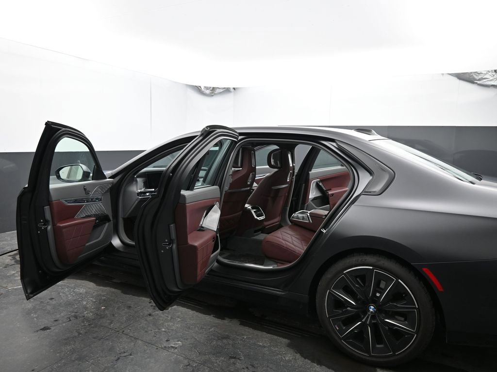 Used 2023 BMW 760i xDrive image 20