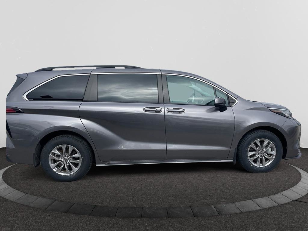 Used 2022 Toyota Sienna LE image 4