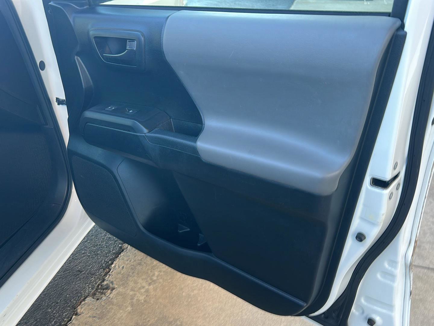 Used 2016 Toyota Tacoma SR image 14