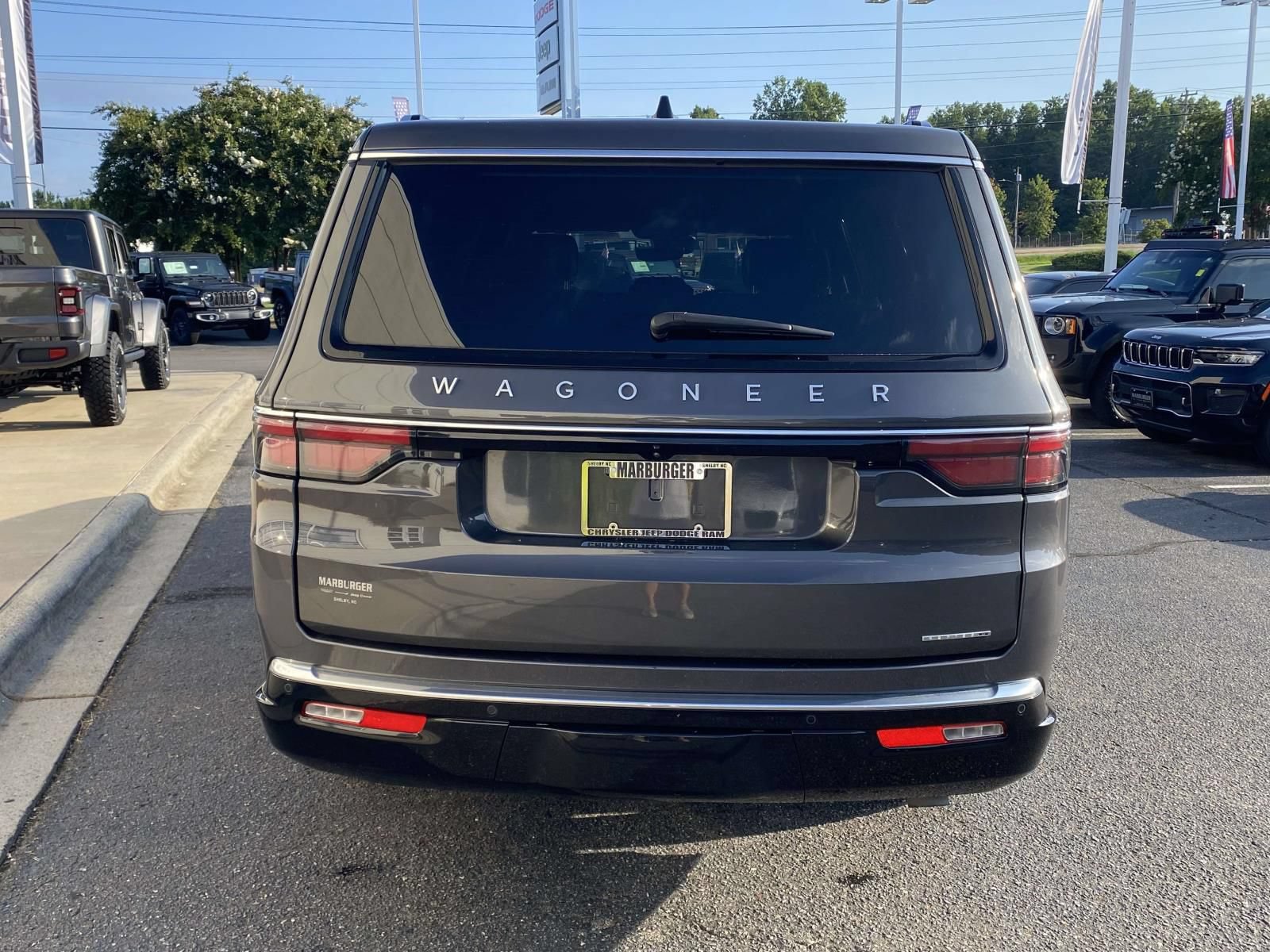 Used 2024 Jeep Wagoneer L Series II RWD image 6