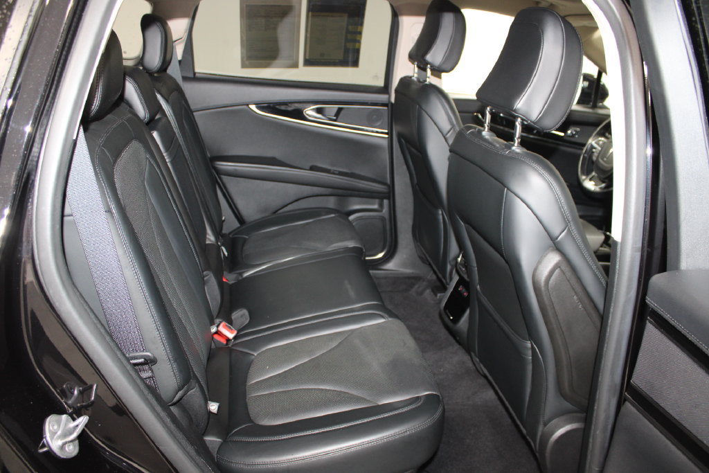 Used 2023 Lincoln Nautilus Reserve AWD/4WD image 33
